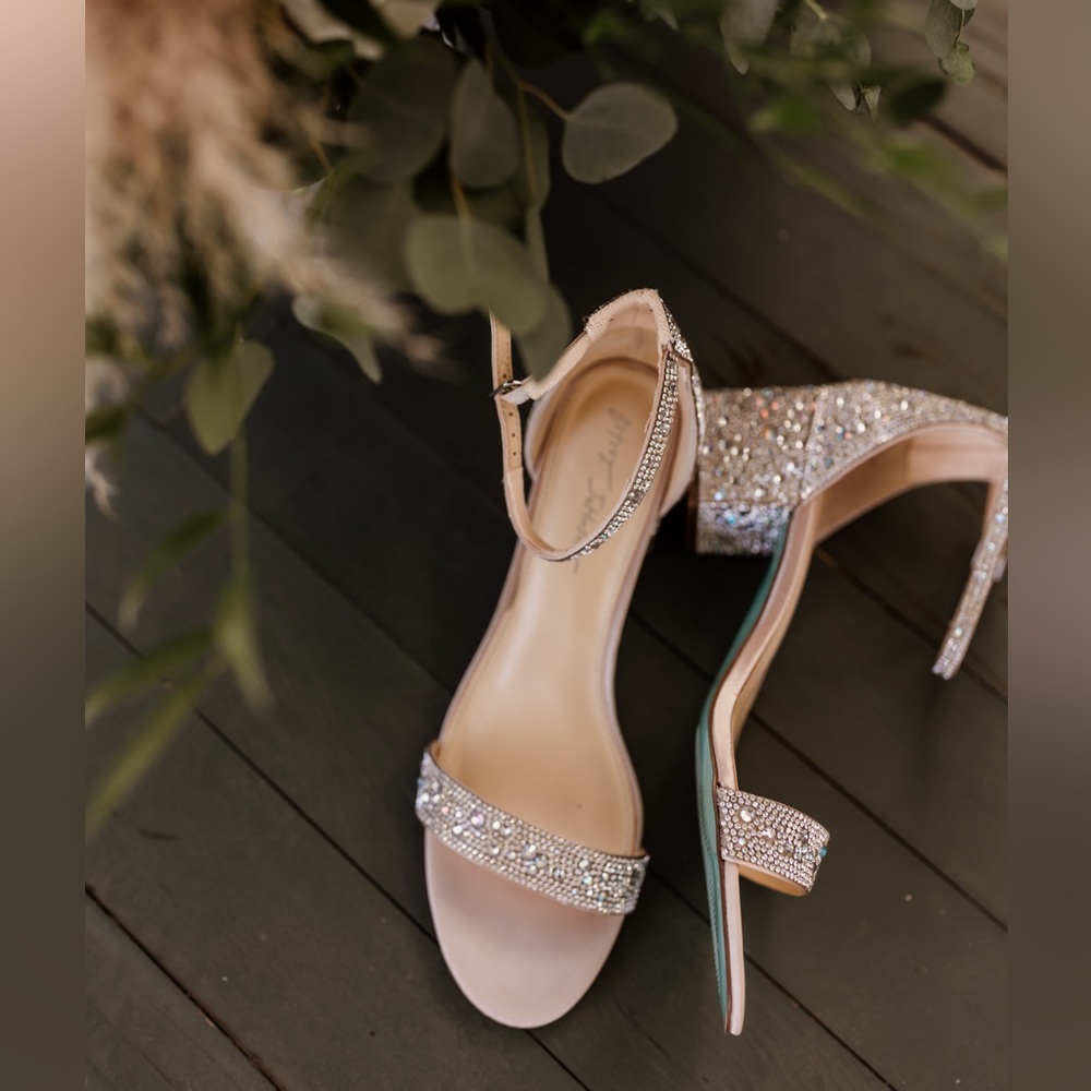 Betsy Johnson Champagne Mari